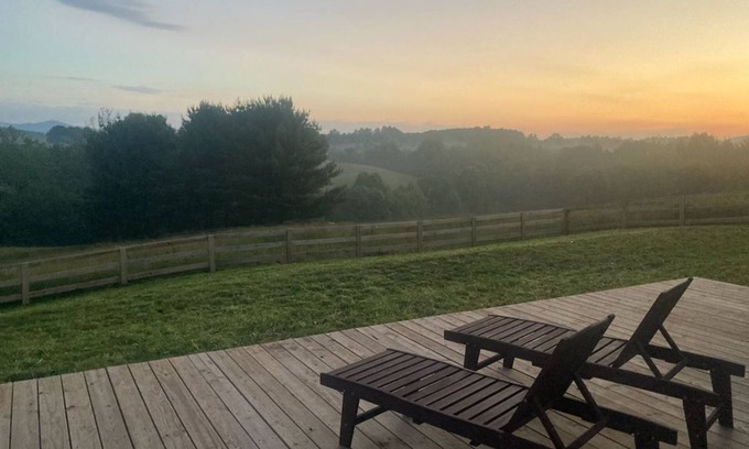 Castleton House | 6-Person House with private hot tub and screen porch