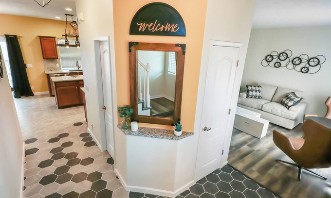 McArdle House | 6 Private Bedrooms w HDTV & Desks, 3 Showers, Large Deck w/Grill, NW Omaha,