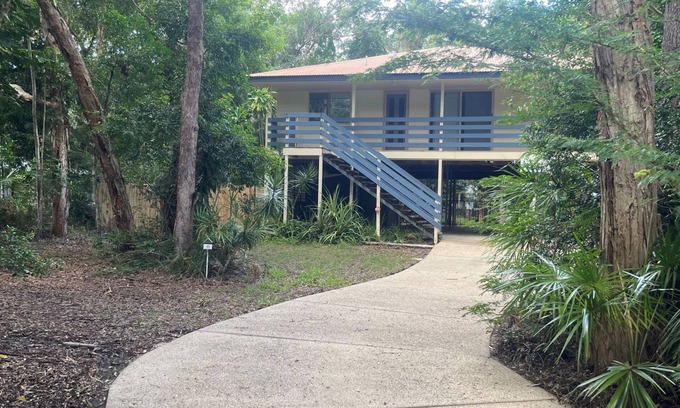 Rainbow Beach House | 6 Redwood Court – Rainbow Shores. Perfect for the family. Pets welcome, fenced yard.