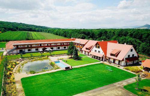 Budyne nad Ohri Hotel | 60 m² Hotel ∙ 2 bedrooms ∙ 8 guests
