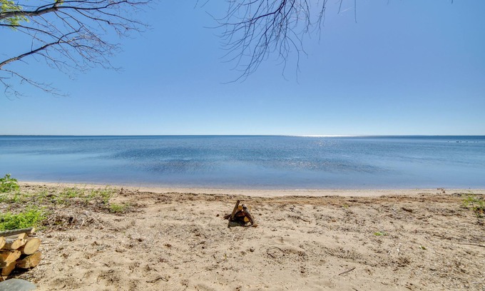 Oconto Cottage | 600' of Green Bay Frontage & Dock: Cozy Cottage