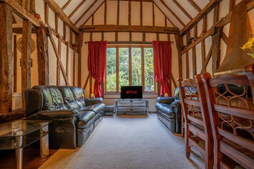Harlow House | 600 Year Old Toddbrook Barn Sleeps 11