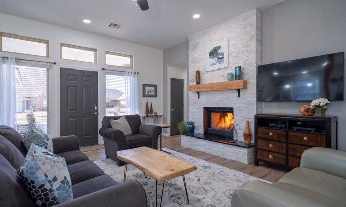 Edmond House | 604 - Upscale, Modern & Comfortable, Pet friendly