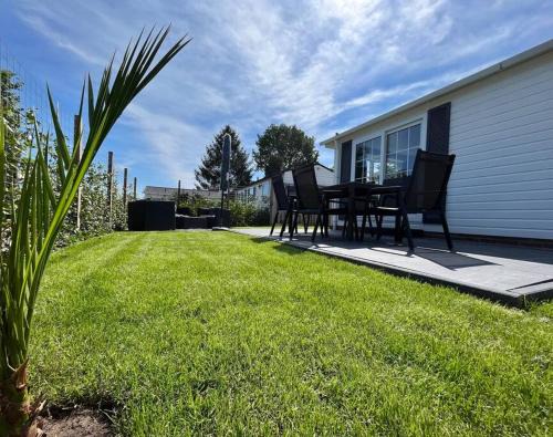 Oisterwijk Ski Chalet | 64, Charming Nature Retreat, Near Efteling, with Private Parking & Garden