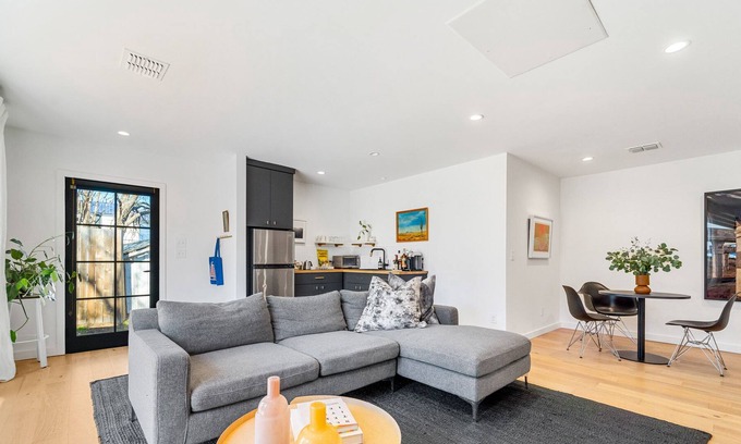 Hancock House | 650 sf 1/1 Modern Guest House - The Perfect Perch for Exploring Austin!