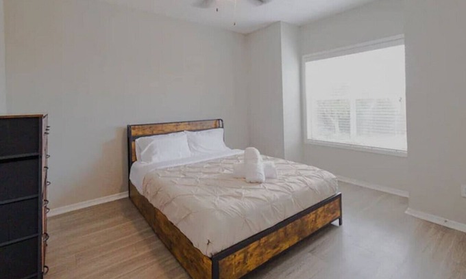 Milwood House | 66) Entire Condo close to Downtown!