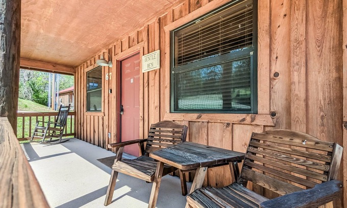 Mountain View Cabin | #67 Pinewoods Cabin: Gentle Ben