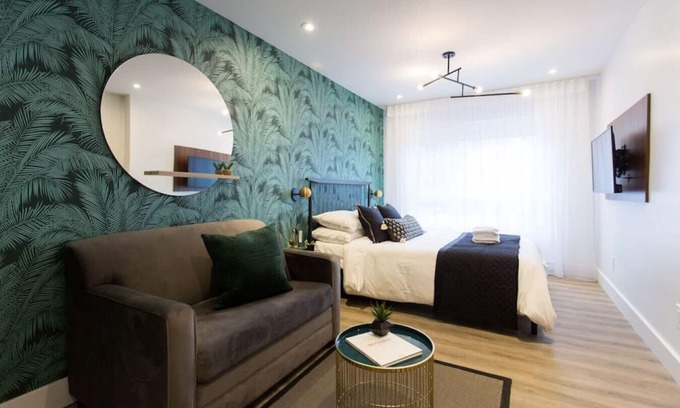 Little Italy Apartment | 6768 - 303 · Studio Palms Steps from Jean Talon Market Full Bath by Den Stays