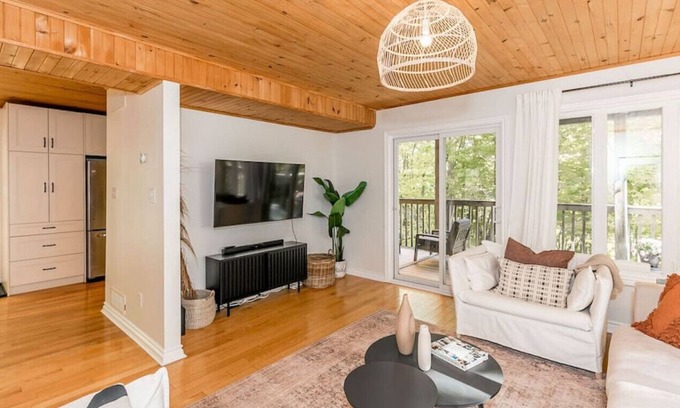 Mulmur House | 678307 Centre Road, Shelburne