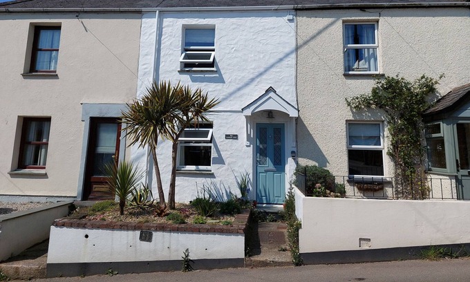 Mylor Bridge House | 6A LEMON HILL, pet friendly, with open fire in Mylor Bridge