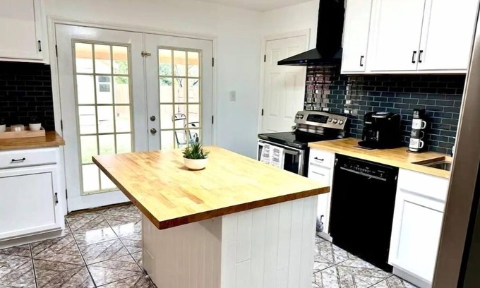 Eagle Pass House | 6Bedrooms/7Beds/3Bath/2Large Driveways/Pooltable/Arcade Machines