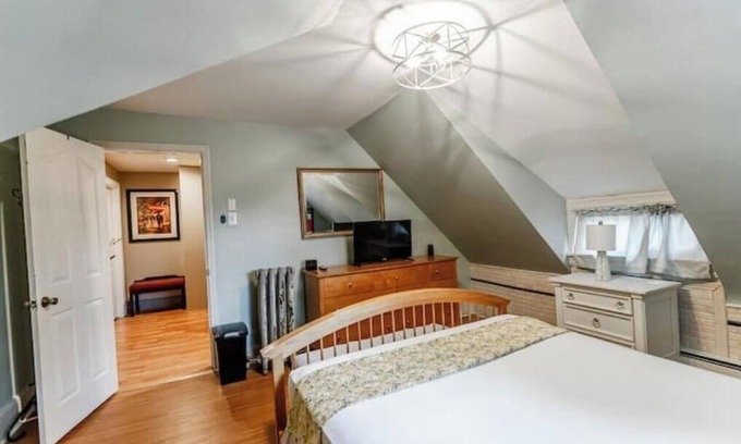 Sharon Hill House | 6BR Home/Driveway Parking ! PHL Airport/combine