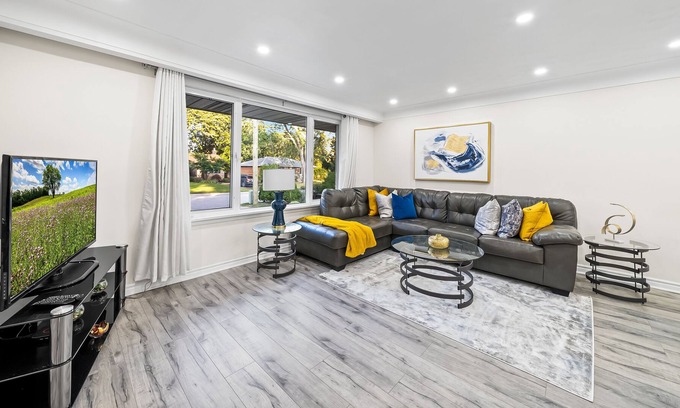 Burlington House | 6BR Retreat in Burlington