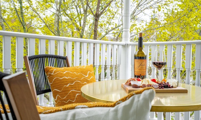 Deering Center House | 6BR Sleeps 16 w/Balcony 10 mins to Downtown
