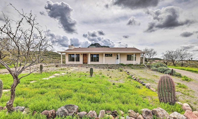 New River House | 7 Acres, Pool Table: Mountain-View Home in Phoenix