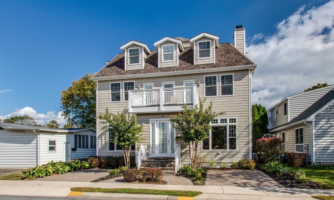 Country Club Estates House | 7 Bed/4.5 Bath, 3 1/2 blocks to beach - Great location