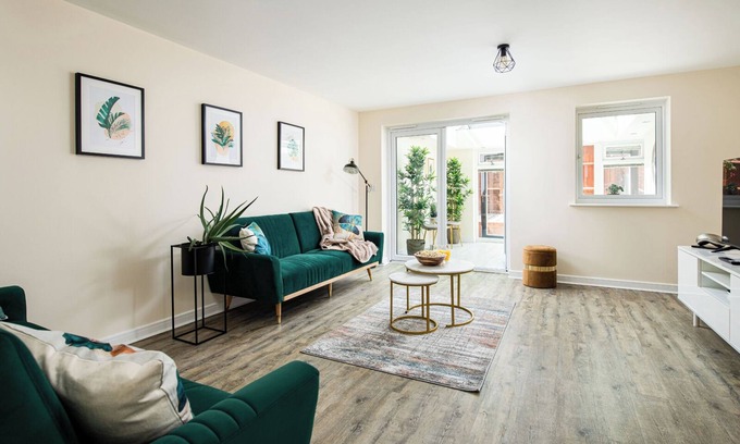 Patchway House | 7 bed home designed for contractors and families