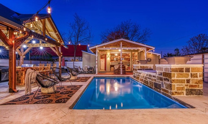 Eastside Promise Neighborhood House | 7 Bed Home Pool & Pool Table Mins to DT And Pearl
