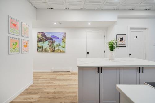 Shaughnessy Village Apartment | 7 bedroom apartment in the heart of downtown Montreal near subway and all amenities