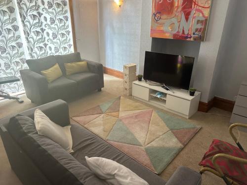 Walsall Apartment | 7 Bedroom Cosy Walsall Stay - WiFi & Free Parking