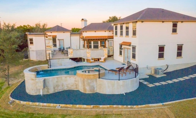 Austin House | 7 Bedroom | Sleep 26 | Pool | Hot Tub | Pool Table