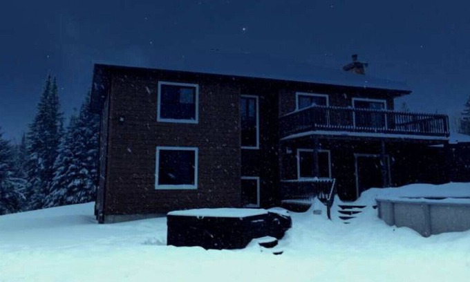 Lantier Cottage | 7 bedroom waterfront chalet with hot tub and private beach