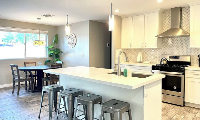 Cavalier Vista House | 7 Beds 12 Sleeps - Upscale Entire Home with Pool & Spa - Old Tow Scottsdale