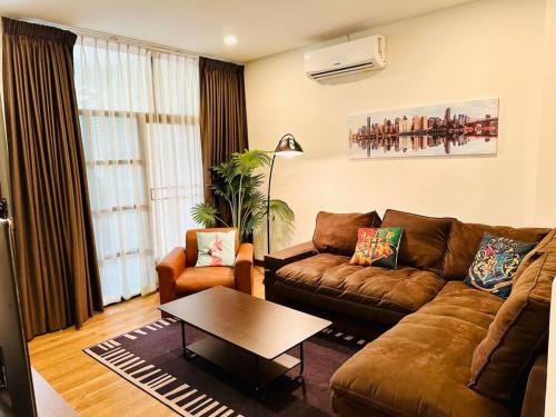 Khlong Toei Villa | 7 Beds Villa Emquartier BtsThonglor Phrom phong