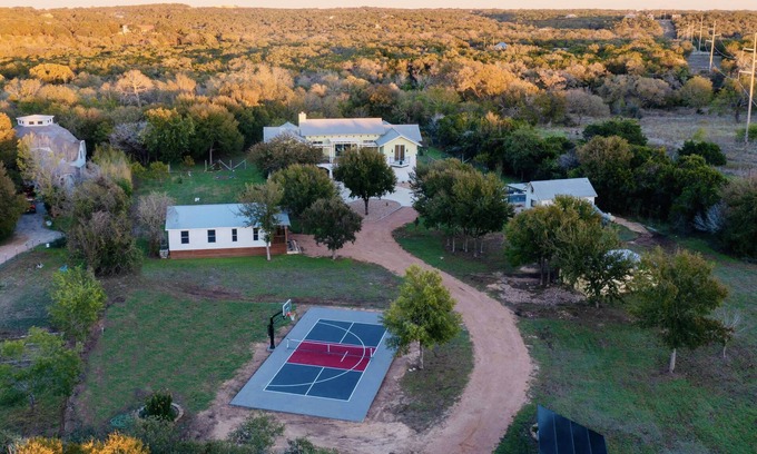 Driftwood House | 7 BR Gated Compound | Sleep 26 | Pool | Pickleball Court