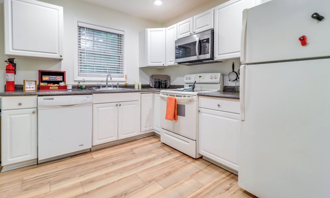 Bedford Apartment | 7 Mi to Downtown: Toledo Apt Near Franklin Park