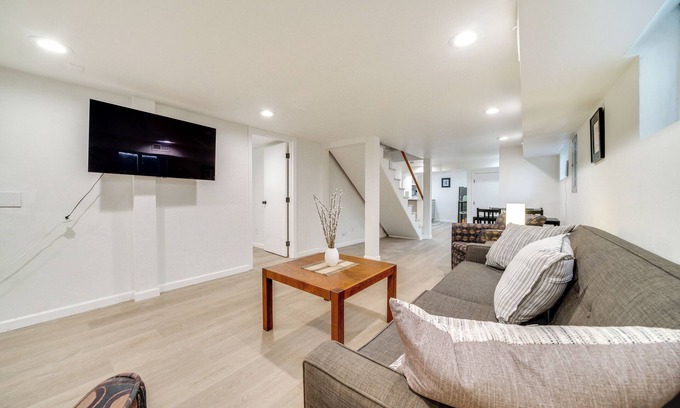 Maple Leaf Apartment | 7 Mi to Dtwn Seattle: Spacious Guest Suite
