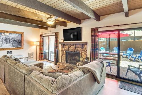 Pinetop Apartment | 7 Mi to Rainbow Lake Pinetop Condo with Patio!