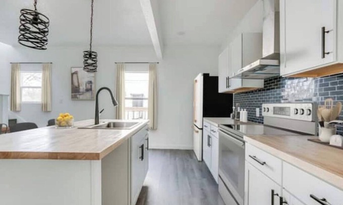 Midtown Apartment | 7 min downtown Fully renovated pet friendly