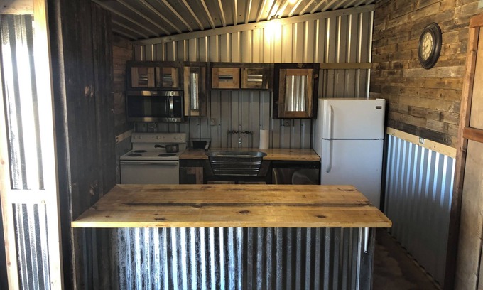 Dublin Cabin | 7 min from Stephenville. 2-2 Lodging with horse accommodations. Stalls, Turnouts