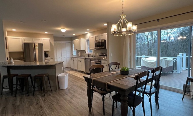Kresgeville House | 7 min to Blue Mountain Ski Resort /Hot Tub