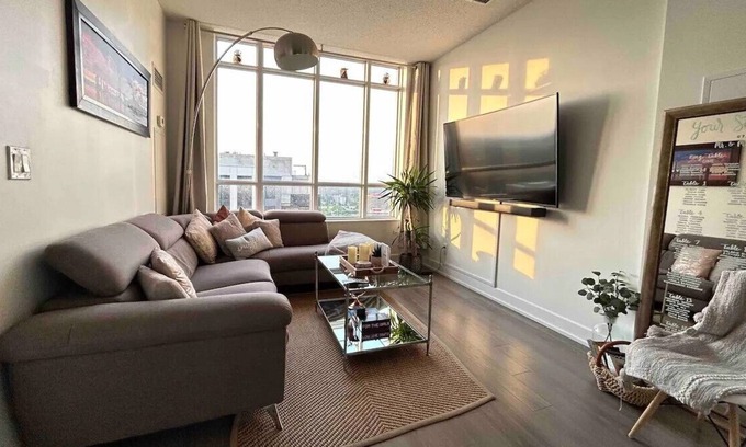 Etobicoke Condo | 7 mins to Airport/Downtown Toronto! Family-sized condo w/ POOL!