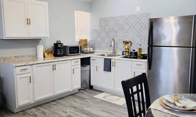 Eagle Pass Cabin | 7 minutes to the Lucky Eagle Casino! Cozy brand new Cabin.
