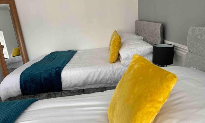 Cwmbrwla Apartment | 7 Person Home Flat w Parking - Near Swansea Centre