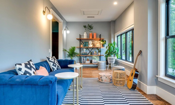 West End House | 7 Private Suites Sleeps 25 Walkable to DT!