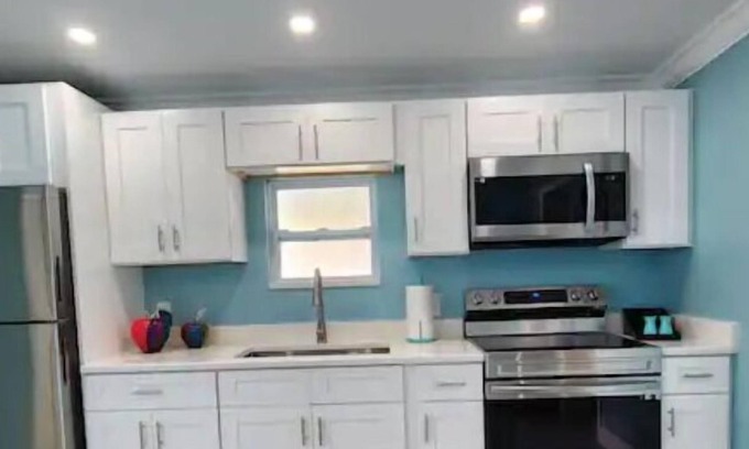 St. Petersburg - Clearwater Apartment | #70 King Bed -A- Skyway Suite Joyful