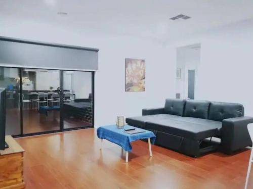 Keysborough Villa | 700 m² Villa ∙ 5 bedrooms ∙ 16 guests