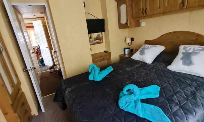 Aberystwyth Cabin | 75 m² Lodge ∙ 2 bedrooms ∙ 4 guests