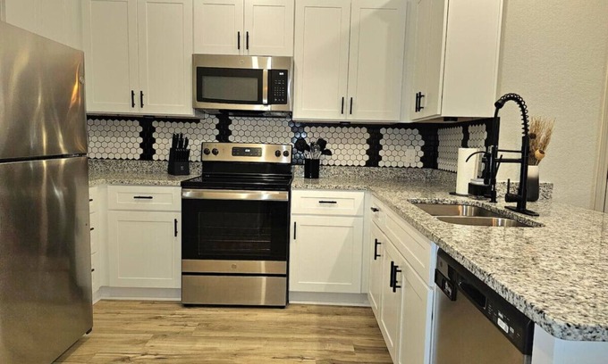 Southside House | 7544 Magnolia Village