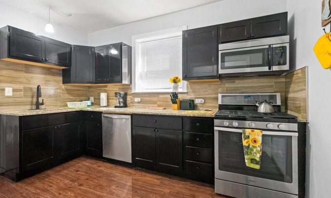 Greater Grand Crossing Apartment | 7614 St. Lawrence · 2 BR w Private Parking & Yard - btw I-90 & I-94