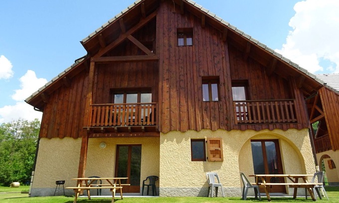 La Chapelle-en-Valgodemard Ski Chalet | 77m2 apartment, 7/9 people in a chalet, 3 bedrooms, swimming pool, jacuzzi