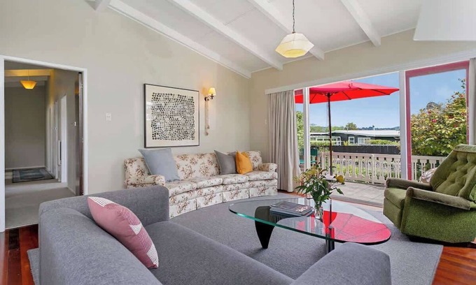 Rainbow Point House | 79 Rainbow · Kiwiana Cottage 1 minute walk to the lake