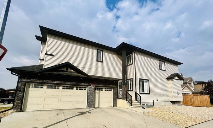 Northwest Edmonton House | 7BDRM Family Friendly 3Car Garage Home >Sleeps16