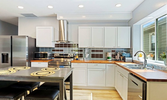New Albany House | 7Mi Louisville Pet-Friendly Home