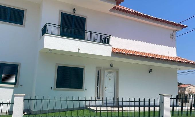 Charneca de Caparica e Sobreda House | 7min to the beach & 23min to Lisbon city, offering convenience & coastal charm
