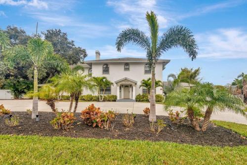 Allen's Ridge House | 8 BDRM Mansion. 10 MN to Honeymoon Island Beach